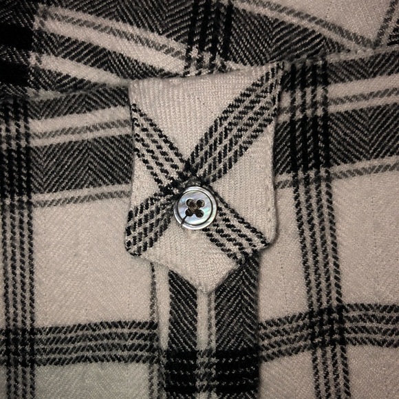 intro. Plaid Flannel Style Black and White Blouse - Picture 9 of 11